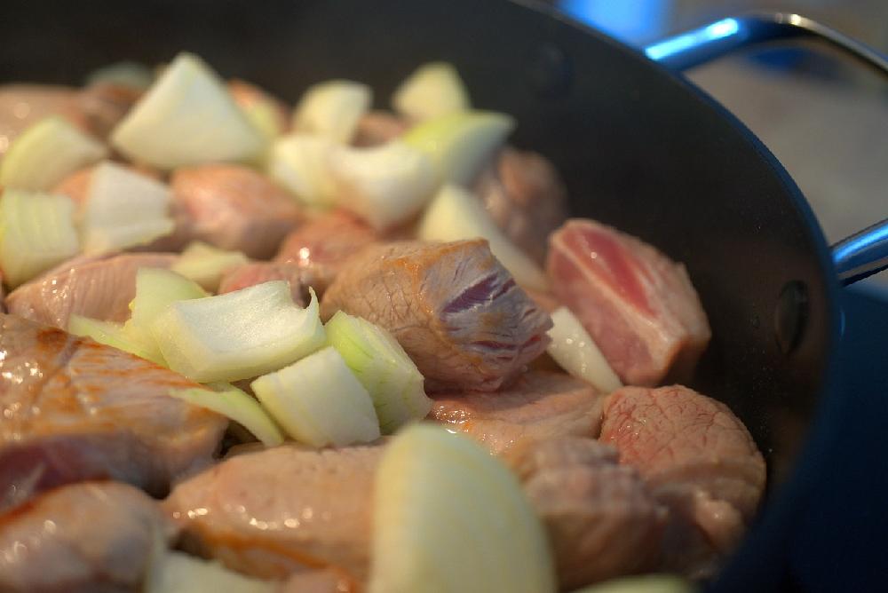 Jak przyrządzić pyszny i pożywny gulasz z indyka z pieczarkami?